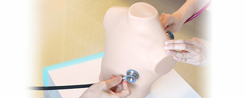 Dva nebo vce praktikant mohou spolen pracovat se skutenmi stetoskopy.